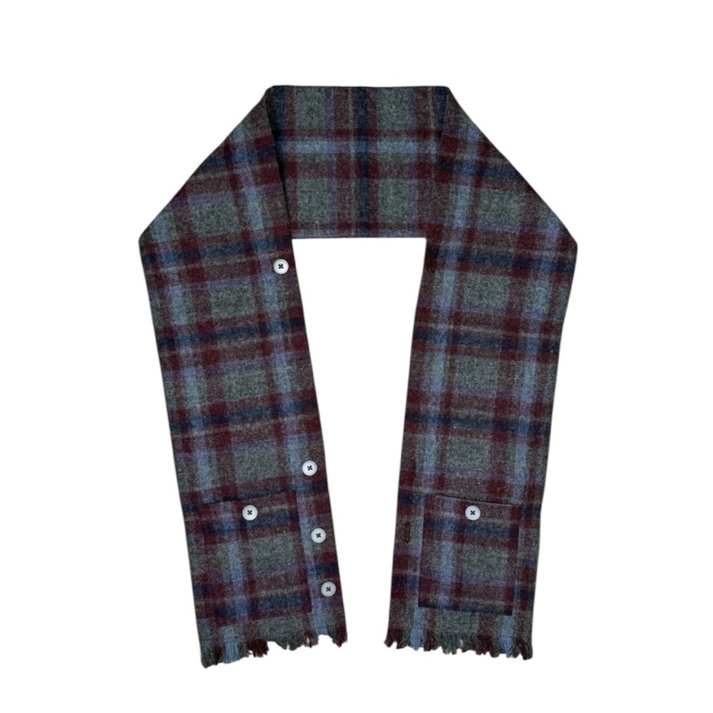 Wool scarf with pockets and button closure